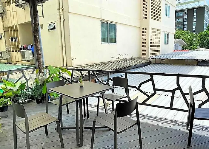 Baan Kun Mhor บ้านคุณหมอโฮสเทล Bangkok